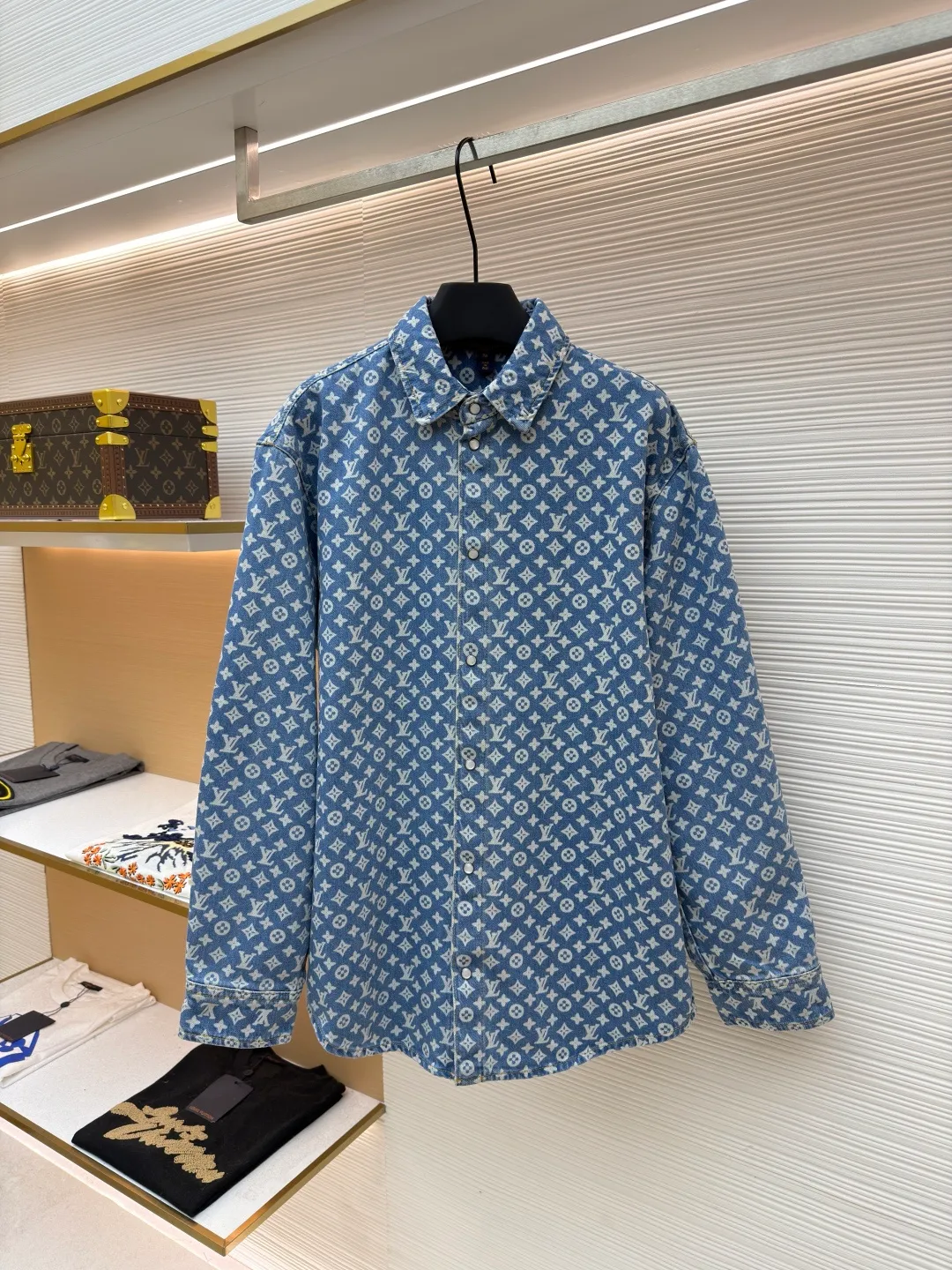 LOUIS VUITTON full-print denim jacket ●Original version: Purchased and developed for 15800 ●Item number: 1681926-B65 ●Material: denim fabric ●Technology: laser watering ●Version: fitted version ●Weight: about 710 grams ●Size: 46-48-50-52 ●Description: Customized blue shadow encrypted cotton classic pattern denim, as moist as cotton, comfortable and skin-friendly, indigo elegance With a retro charm and a modern sense of fashion, denim is used as the canvas, and the iconic Monogram pattern is laid out on it. Every inch of the warp and weft hides the glorious history and fashion heritage of Louis Vuitton. The tough lines of matching work shirts exude a sense of luxury from the inside out. No need to make a fuss, the aura is self-evident. The stunning work in the fashion feast is the laser burning process. The advanced process of using laser technology to carve patterns. Project the laser onto the surface of the material, causing the material to be locally heated and melted. The LV logo pattern can be formed to accurately control the position and shape. The double process of washing and light frying is to desize and wash the denim material first, and then perform sand washing to produce a fading effect. The denim jacket is fried through special chemical treatment to give a special contrasting color effect. Prioritize the spray horse slide and then rub it by hand to create a gradient effect. Use a spray gun to accurately spray the reagent solution to the designated position according to the design requirements. Let the reagent react chemically with the fabric to form a gradual gradient effect, and finally boil it to solidify the color. The overall wiring is straight and delicate, the fabric is comfortable and soft, and the color is consistent without color difference. It can be matched with the same style to create a fashionable look for various occasions. Customized accessories, complete with three standards, same style for men and women!